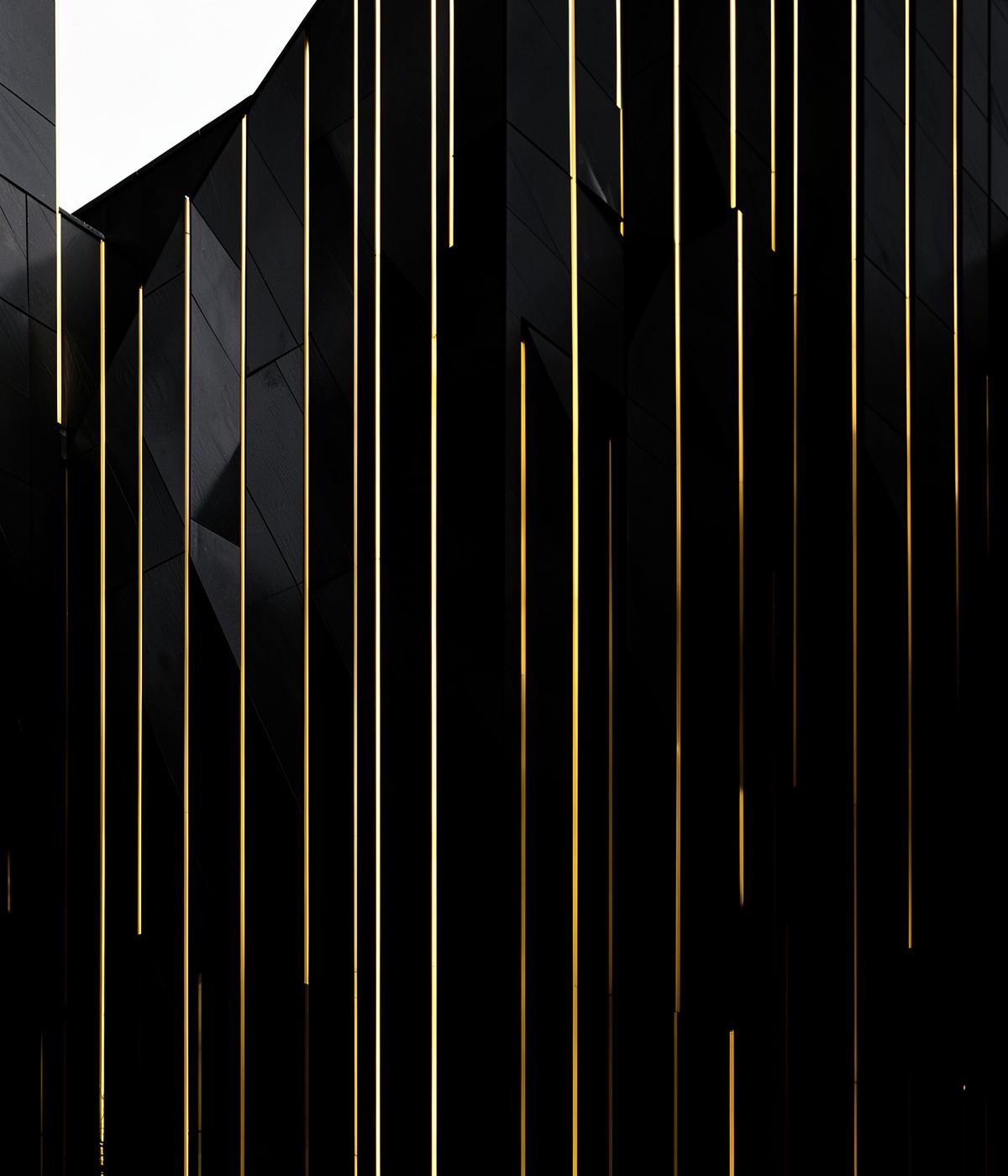 Composição arquitetônica abstrata em preto com linhas douradas